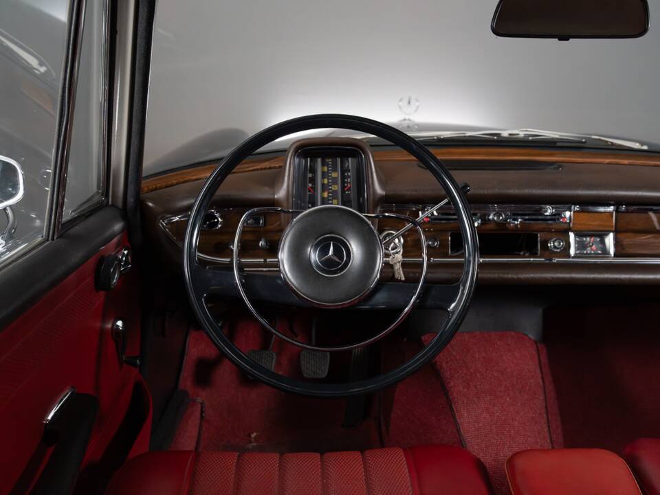 Bild 25/31 von Mercedes-Benz 230 S Universal (1967)