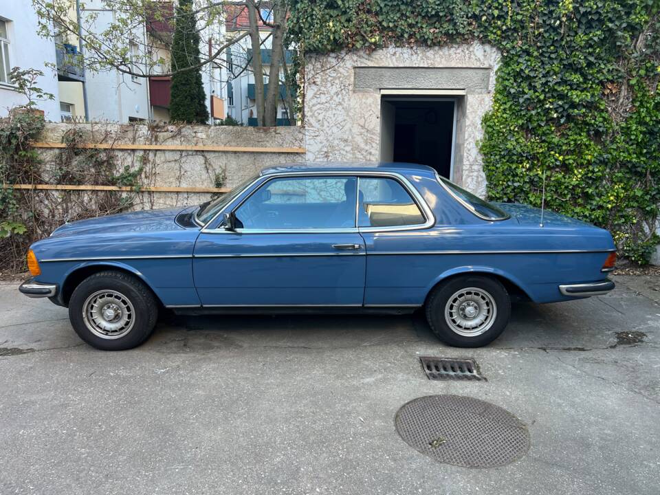 Immagine 13/38 di Mercedes-Benz 230 CE (1983)