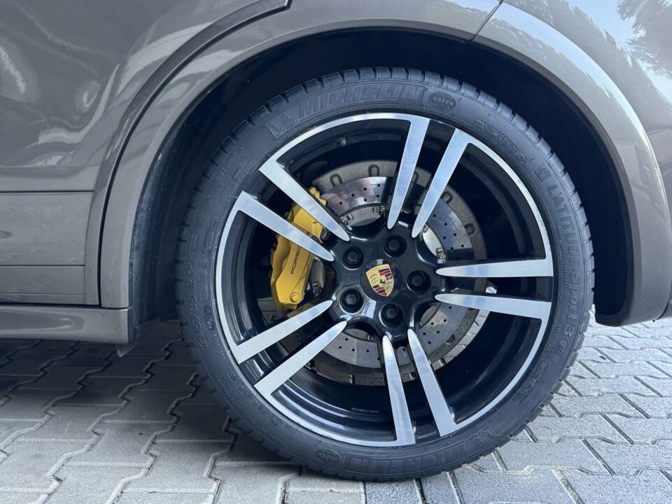 Bild 22/24 von Porsche Cayenne Turbo S (2014)