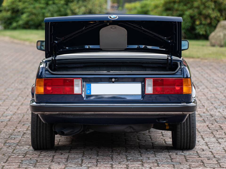 Image 23/99 of BMW 320i (1989)