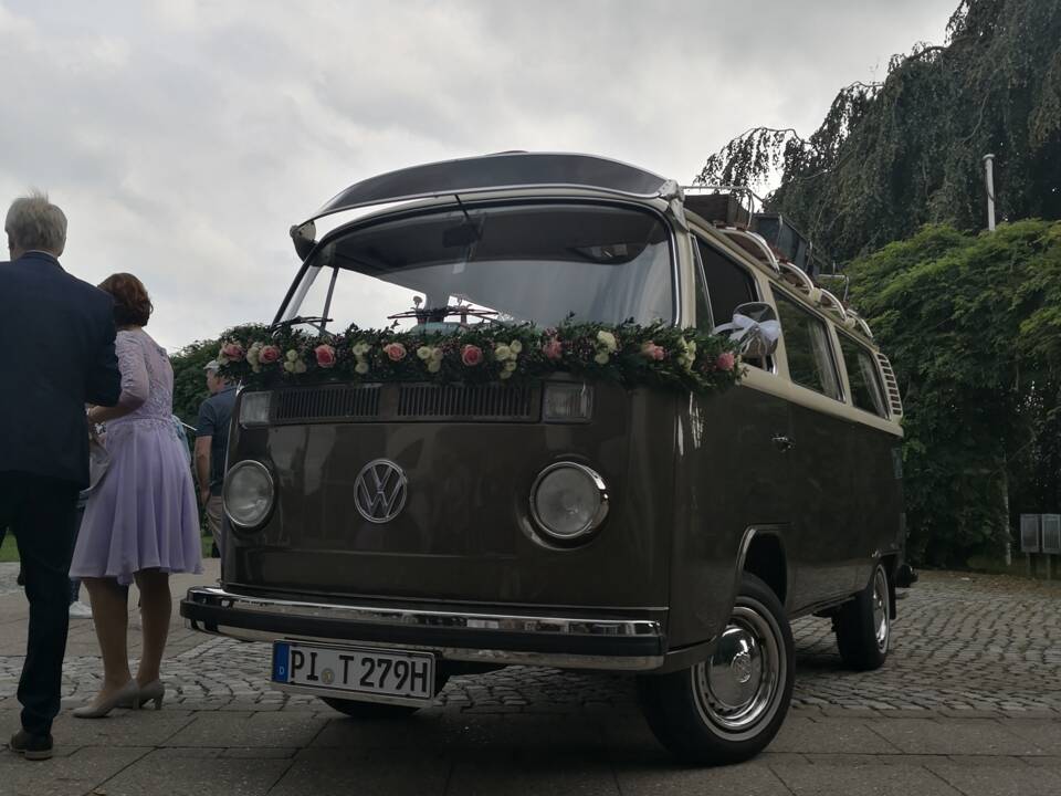 Image 8/10 of Volkswagen T2b Deluxe (1979)