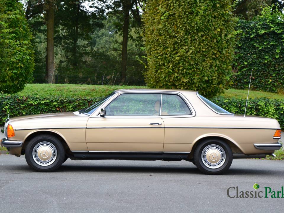 Image 2/50 of Mercedes-Benz 230 CE (1982)