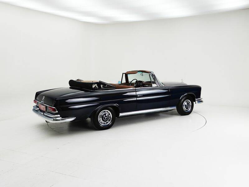 Image 2/15 of Mercedes-Benz 220 SE b (1964)