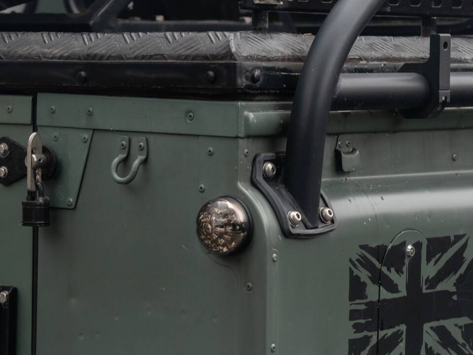 Image 17/50 de Land Rover Defender 110 Crew Cab SE (2010)