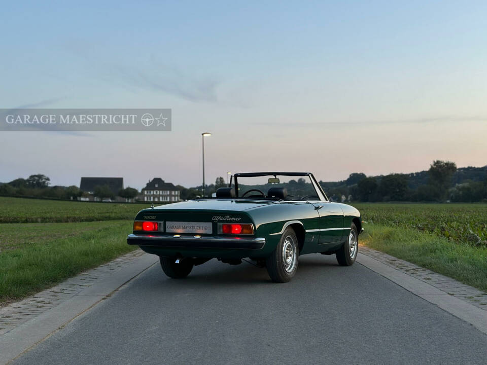 Image 7/60 of Alfa Romeo Spider 1300 (1976)