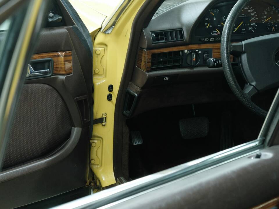 Bild 36/50 von Mercedes-Benz 380 SE (1983)