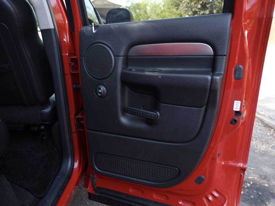 Image 63/82 of Dodge Ram SRT 10 (2005)
