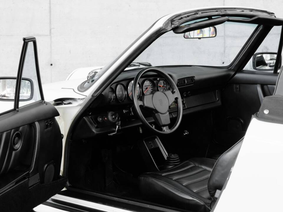Image 13/46 de Porsche 911 Carrera 3.2 (1984)