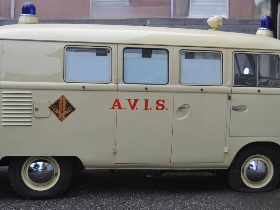 Image 6/31 of Volkswagen T1 minibus (1962)