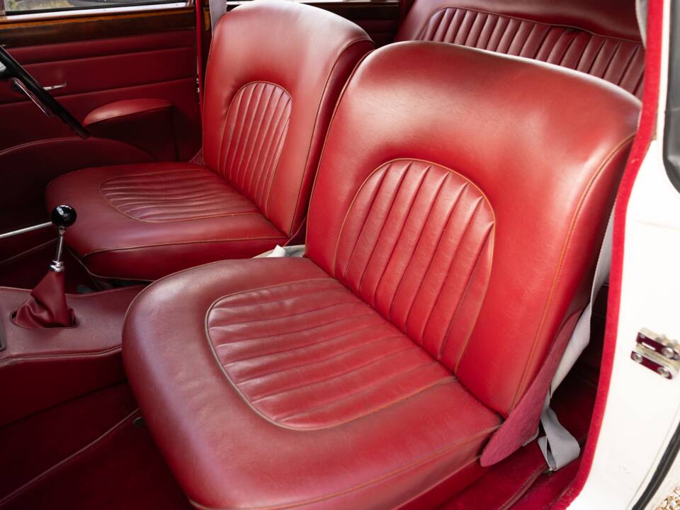 Image 36/50 of Jaguar Mk II 2.4 (1967)