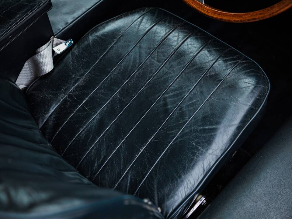 Image 26/46 of Jaguar E-Type (2+2) (1966)