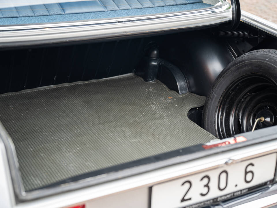 Image 18/63 of Mercedes-Benz 230&#x2F;6 (1974)