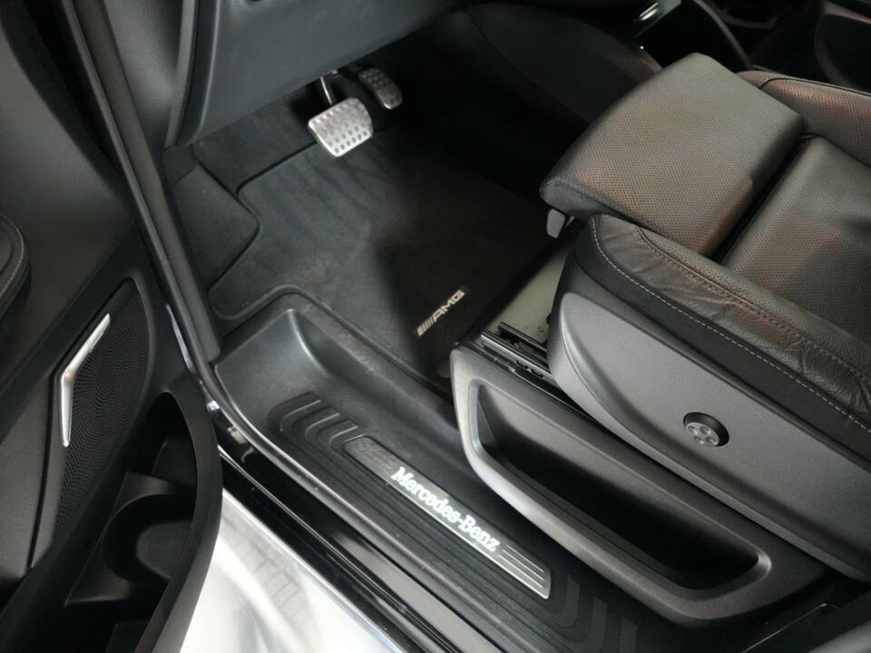 Image 34/35 of Mercedes-Benz V 300 d 4MATIC (2025)