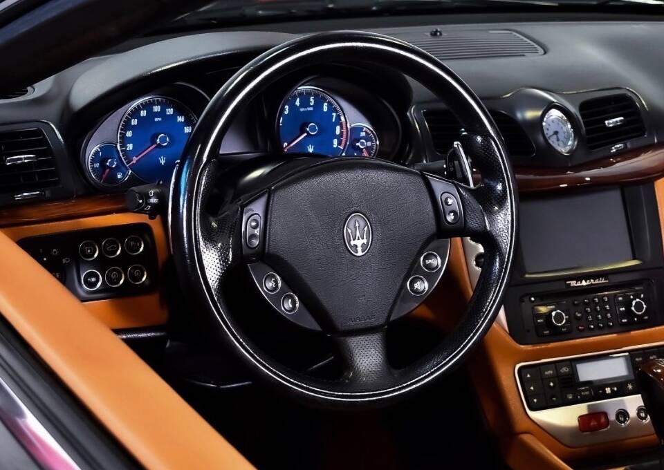 Bild 39/59 von Maserati GranCabrio 4.7 (2010)