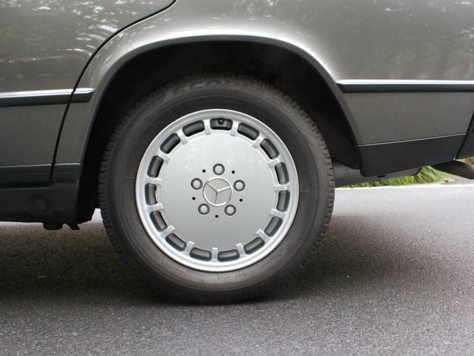 Image 19/27 of Mercedes-Benz 190 E (1987)