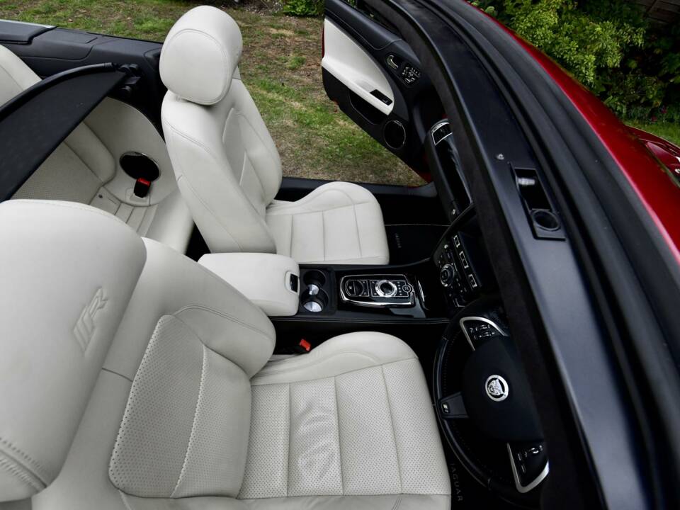 Image 38/50 of Jaguar XKR (2013)