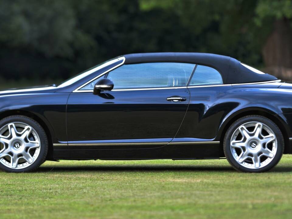 Bild 16/50 von Bentley Continental GTC W12 (2011)