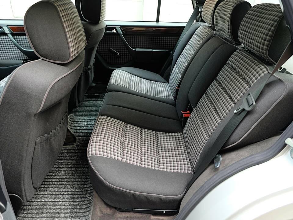 Image 18/75 of Mercedes-Benz E 280 T (1994)