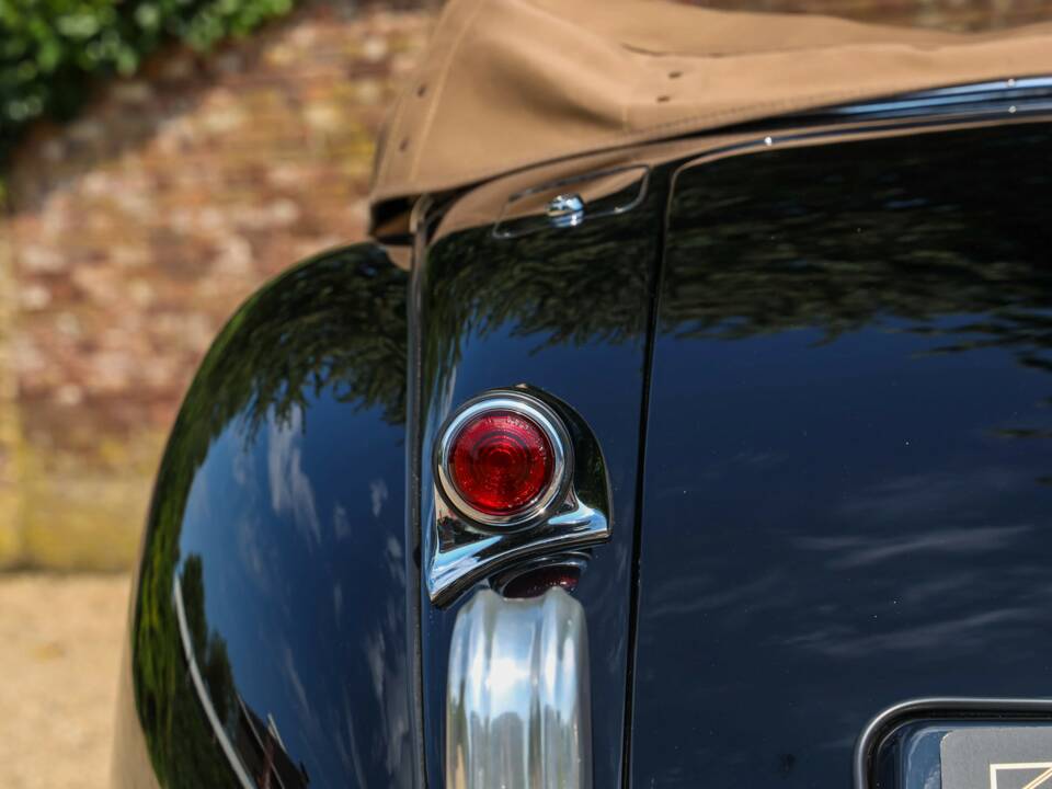 Immagine 47/50 di Jaguar XK 120 DHC (1953)