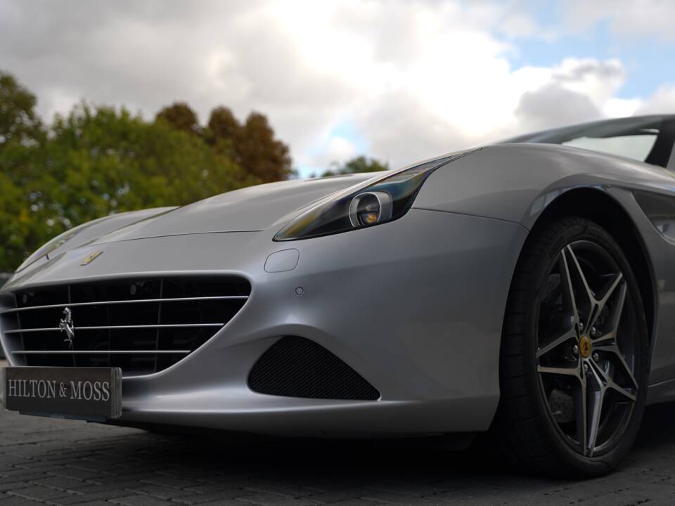 Bild 28/50 von Ferrari California T (2015)