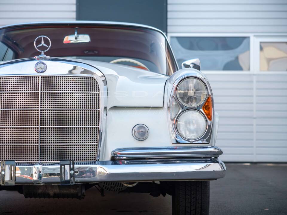 Image 6/24 de Mercedes-Benz 220 SE b (1963)