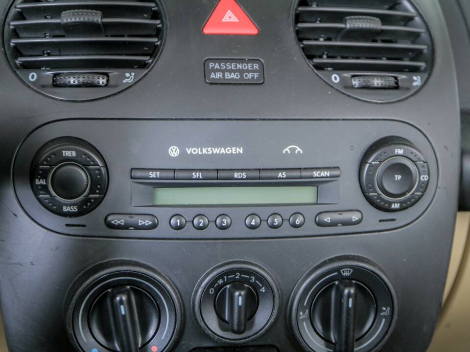 Bild 18/50 von Volkswagen New Beetle 1.6 (2003)