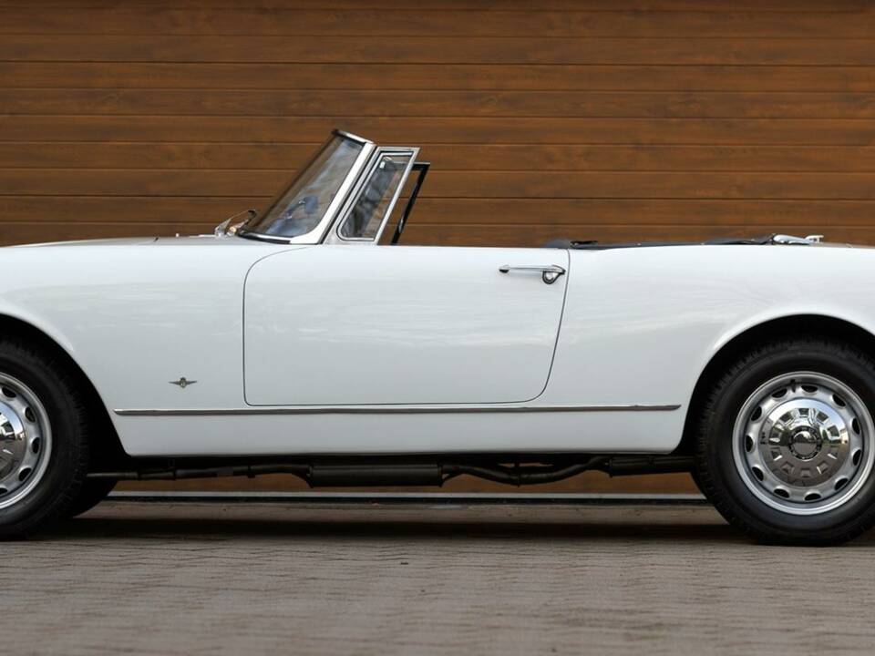 Image 17/50 of Alfa Romeo 2600 Spider (1964)
