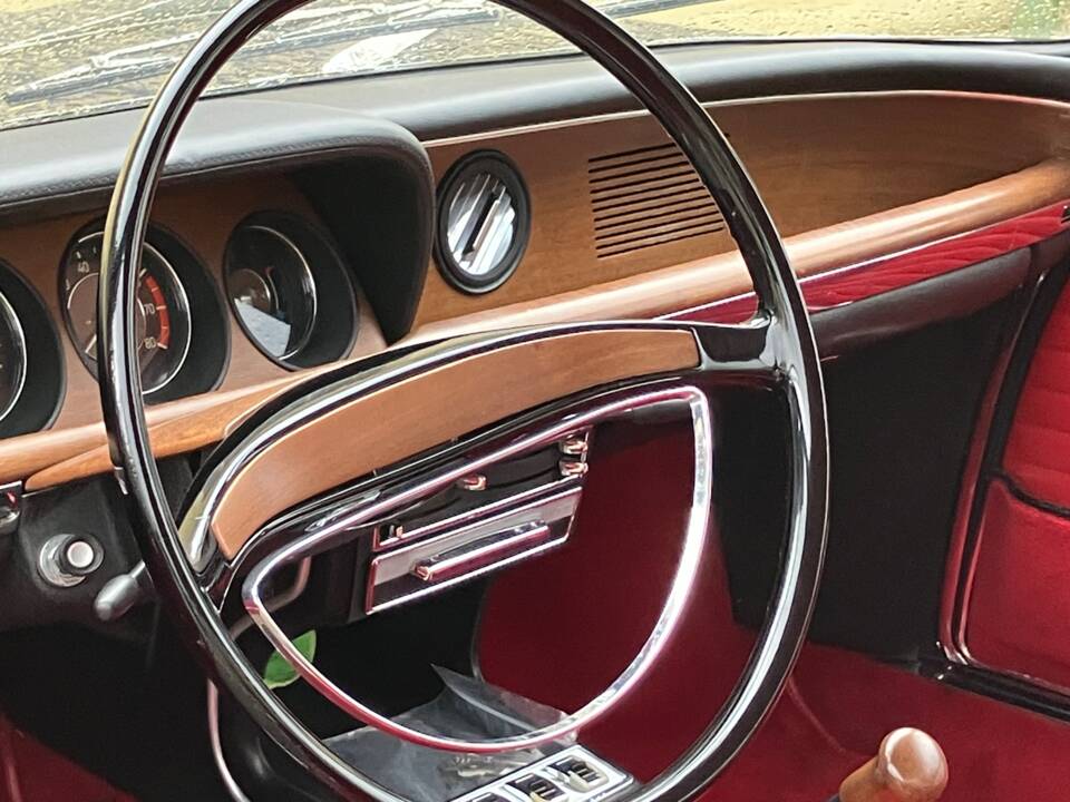 Image 21/79 of BMW 2000 CS (1969)