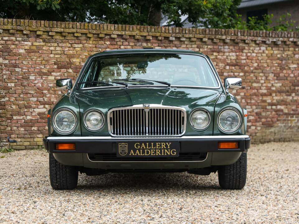Image 17/50 of Jaguar XJ 6 4.2 (1985)