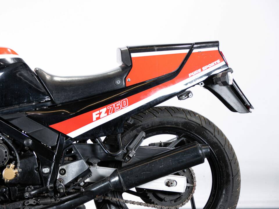 Image 17/50 of Yamaha FZ 750 (1986)