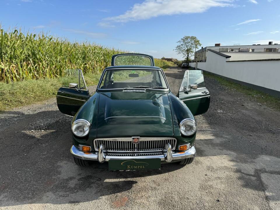 Image 16/50 of MG MGC GT (1969)