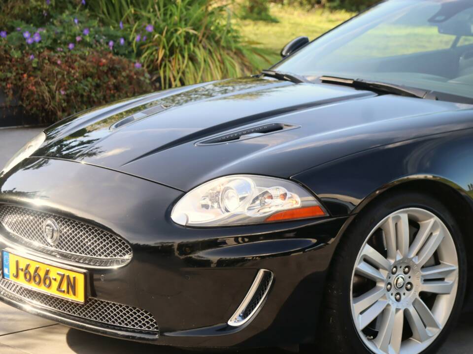 Image 12/50 of Jaguar XKR (2010)