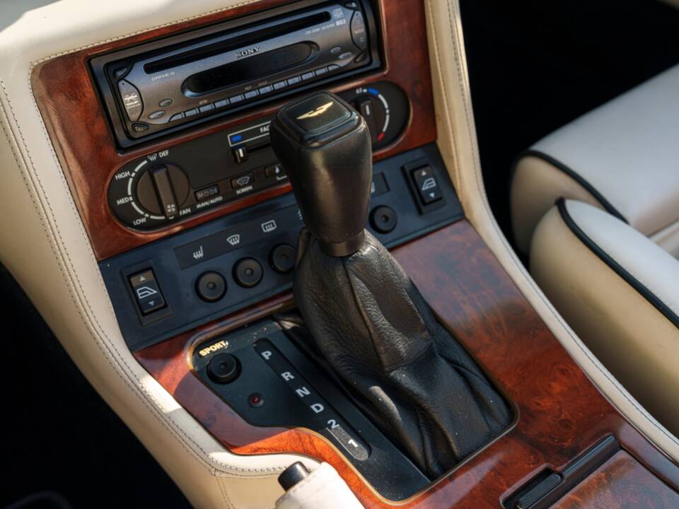 Image 20/26 of Aston Martin Virage Volante (1994)