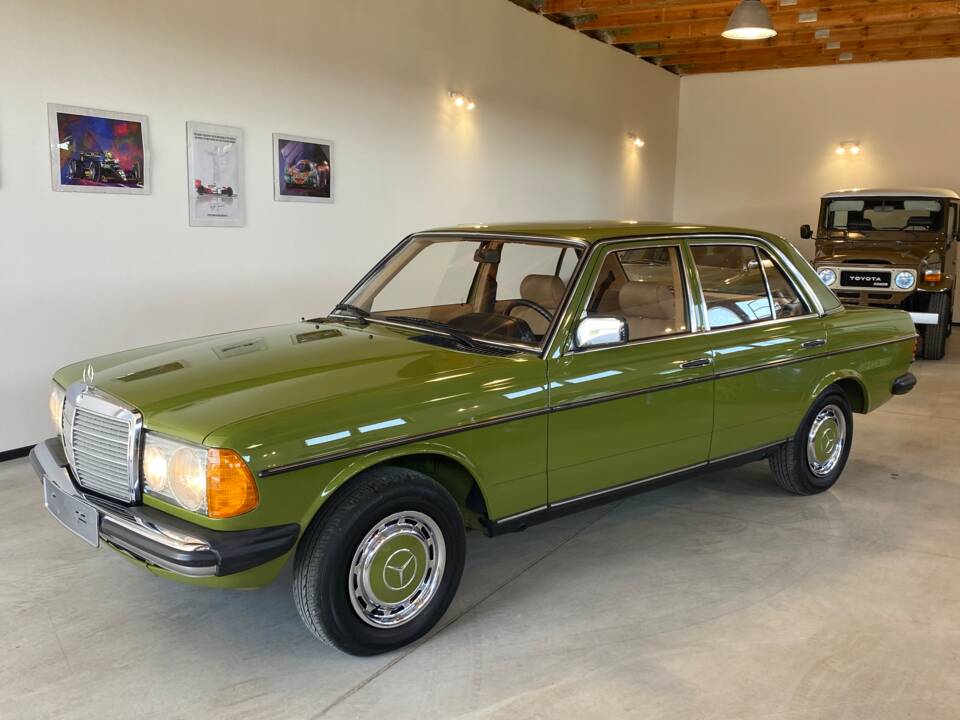 Immagine 2/91 di Mercedes-Benz 240 D (1981)