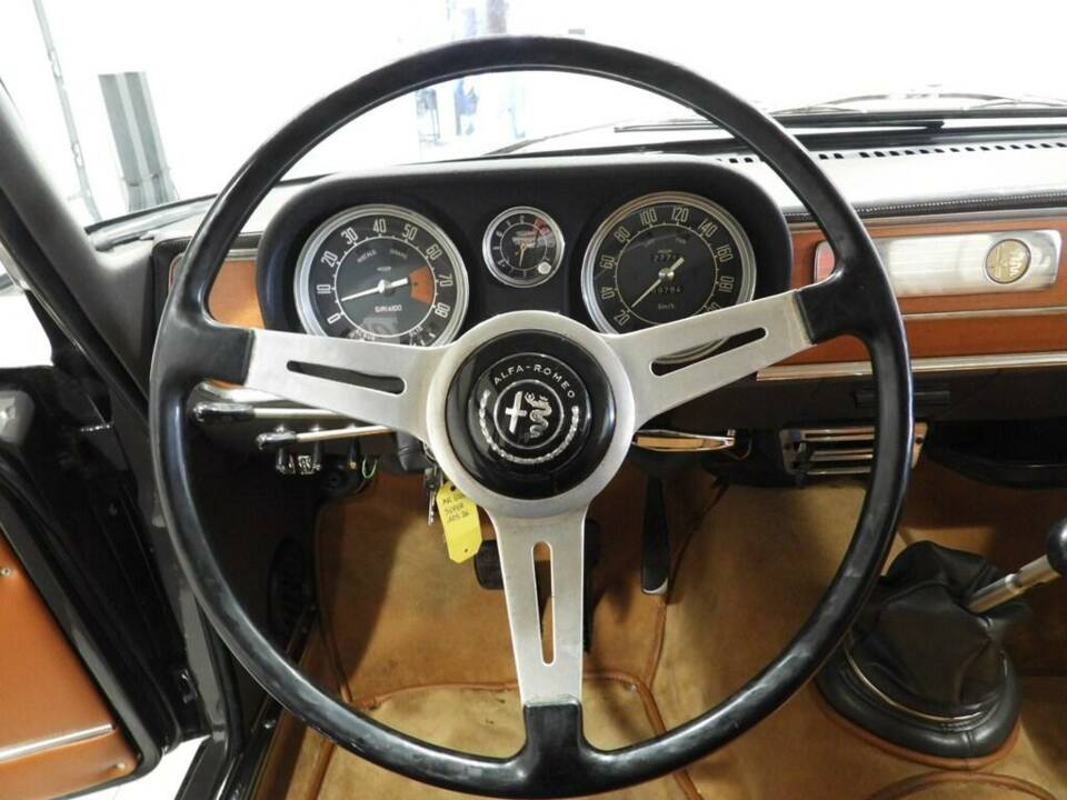 Image 4/10 of Alfa Romeo Giulia Super 1.6 (1967)
