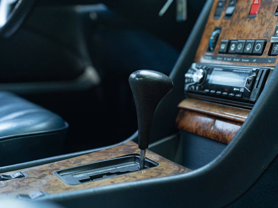 Afbeelding 36/50 van Mercedes-Benz 380 SEC (1982)