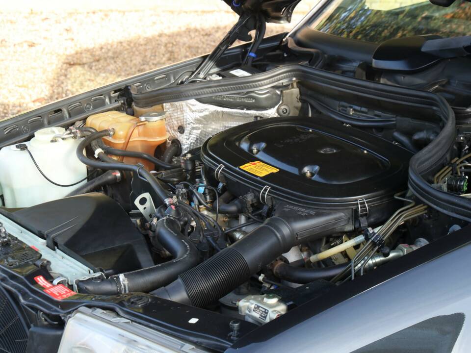 Image 18/50 of Mercedes-Benz 200 E (1992)