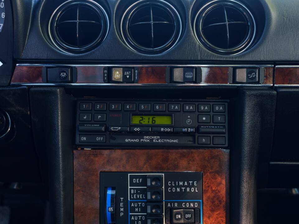 Image 16/26 of Mercedes-Benz 380 SLC (1981)