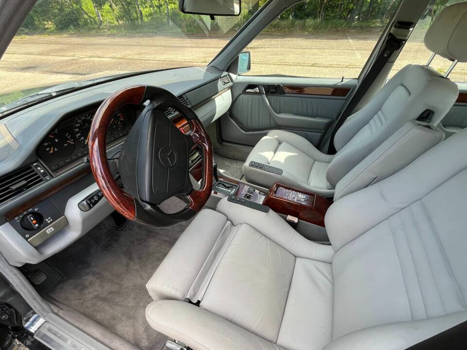 Image 2/8 of Mercedes-Benz 400 E (1991)