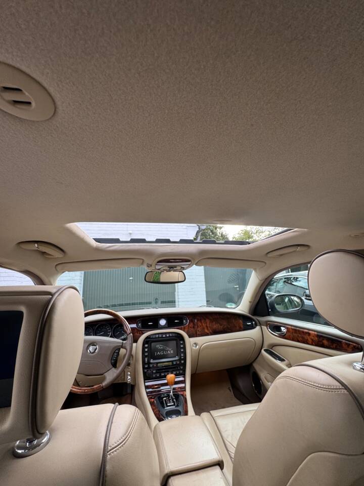 Image 8/22 of Jaguar XJR Super V8 (2005)