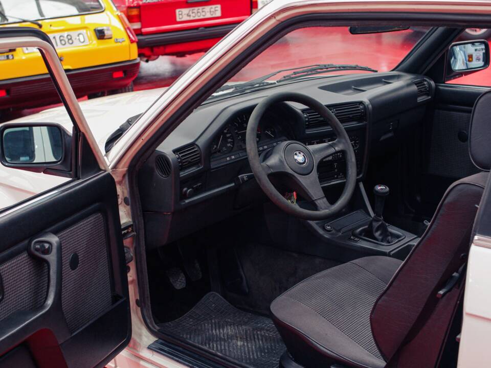 Image 17/38 of BMW 325i (1986)