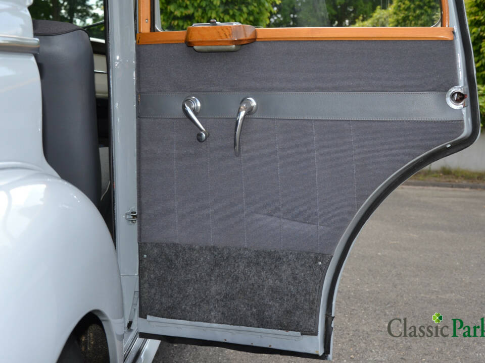 Image 18/50 of Mercedes-Benz 220 (1952)
