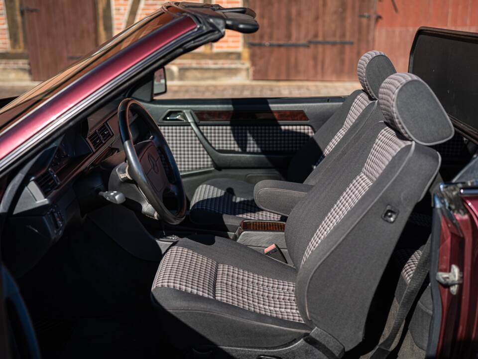 Bild 26/42 von Mercedes-Benz E 200 (1997)