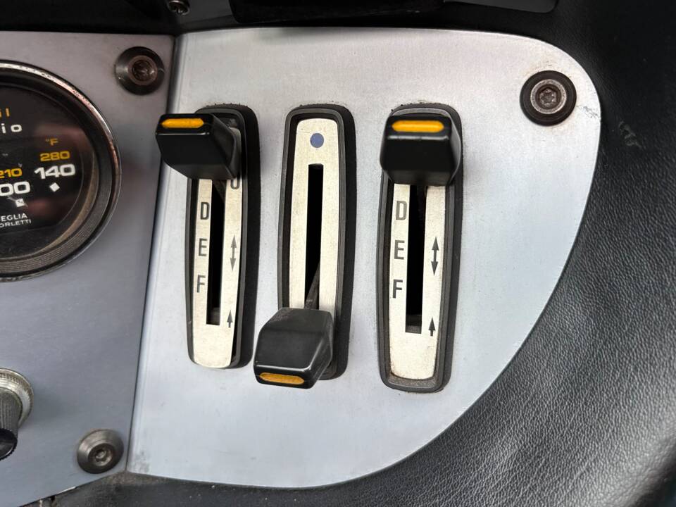 Afbeelding 10/15 van Ferrari Dino 308 GT4 (1975)