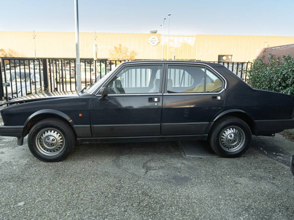 Image 3/39 de Alfa Romeo Alfetta 2.0 (1983)