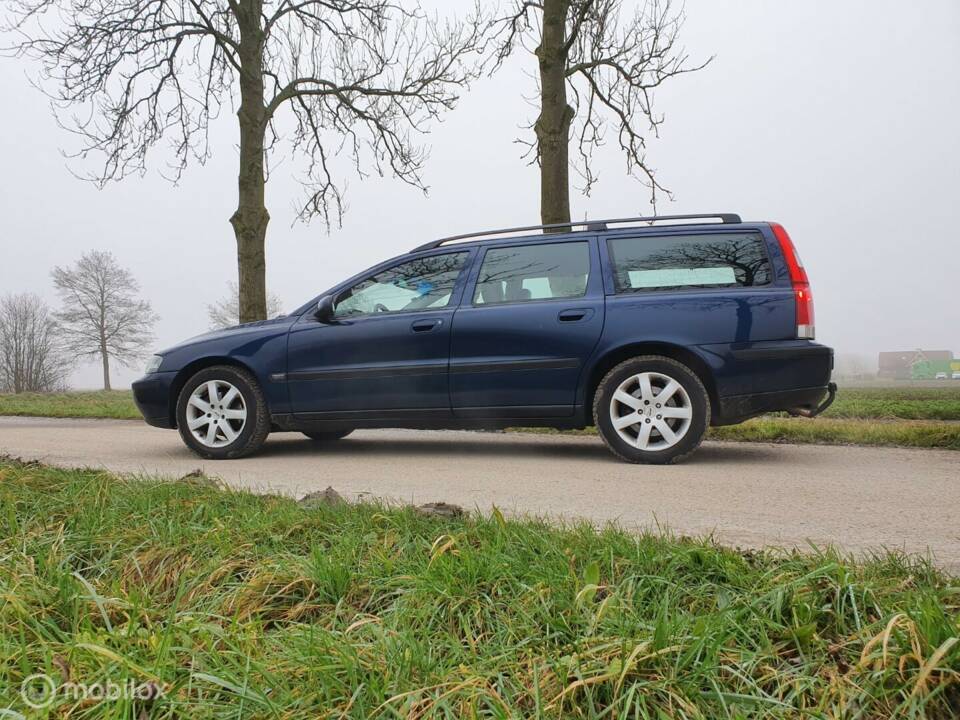 Image 8/31 of Volvo V 70 2.4 (2003)