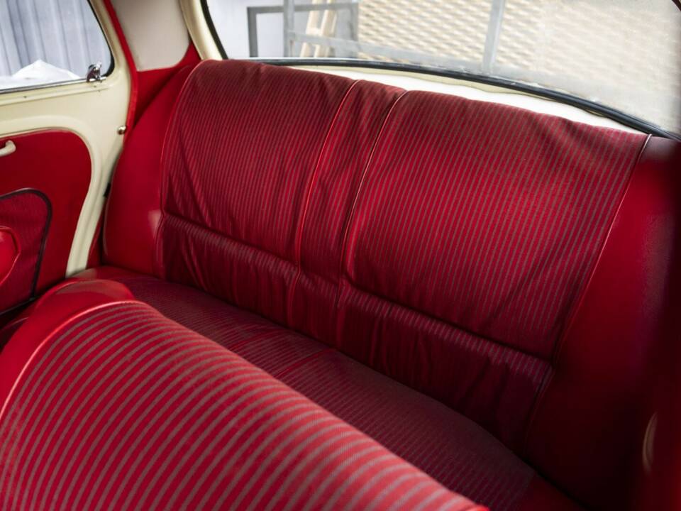 Image 13/29 of Renault Ondine (1960)