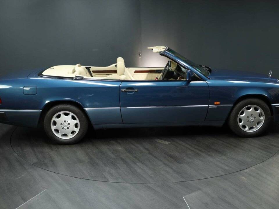 Bild 7/30 von Mercedes-Benz 300 CE-24 (1993)
