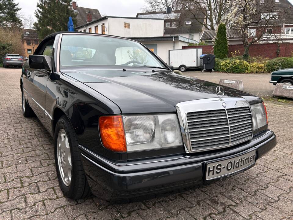 Afbeelding 3/7 van Mercedes-Benz 300 CE-24 (1993)