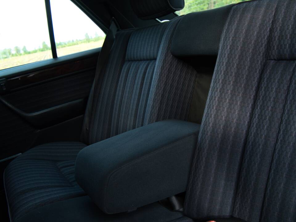 Image 43/63 of Mercedes-Benz 220 E (1993)
